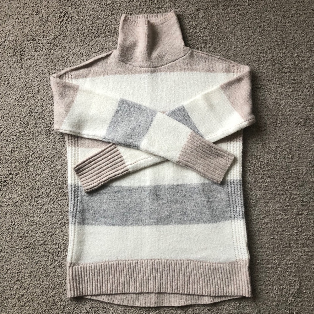 GAP- Mock Turtleneck Sweater.